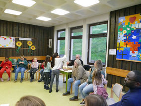 Symbolische Mantelteilung mit den Kommunionkindern (© Karl-Franz Thiede)